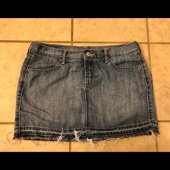 Old Navy Raw Hem Denim Mini Skirt Size 8 - Picture 1 of 7